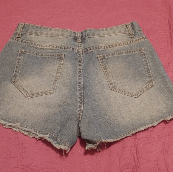 Women's short shorts - Picture 2 of 8
